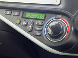 【オートエアコン】一度お好みの温度に設定すれば、車内の温度を検知し風量や温度を自動で調整。暑い&hellip;寒い&hellip;と何度もスイッチ操作をする必要はありません。快適な車内空間には必須の機能ですね♪