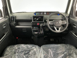 【インパネ】運転のしやすさを最優先に設計された見晴らしの良いフロントビュー。車両間隔が掴みやすく狭い道でも安心♪「安全」と「品質」を最優先に、安心してお乗りいただけるクルマを提供いたします。