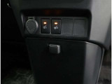 シートヒーター付:寒い日や夏の冷房中の冷えやすい肩・腰・脚部を暖めるシートヒーターが運転席・助手席に装備されています!