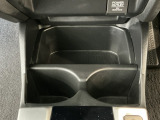 運転席と助手席の間にはドリンクホルダーが付いています。ちょうど手の届く所にありますので、とっても便利です♪