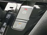 【電動パーキングブレーキ】ブレーキペダルを踏み込み、スイッチを引き上げると作動、押し下げると解除されます。