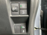 運転席右側には運転支援システム類のスイッチが集約され、路外逸脱制御機能・誤発進抑制機能など多彩な先進安全機能でより安全で快適なドライブを支援します。