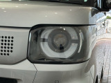 LEDヘッドライトは、点灯の瞬間から最大光量を発揮し、突然暗くなるトンネルなどでの安定感を高めます。