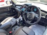 ★車内は剛性の高いピラーとサイドドアビームによって保護されており、万が一の衝突の際にも強固なセーフティを確保します。