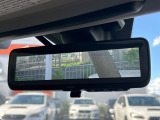 【スマートリヤビューミラー】後席の大きな荷物や同乗者で後方が確認しづらい時でも安心!カメラが撮影した車両後方の映像をルームミラー内に表示。クリアな視界で状況の確認が可能です!