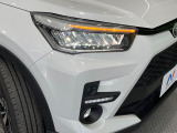 【LEDヘッドライト】悪天候や夜間走行時も良好な視界を確保し安心して運転できる高輝度LEDヘッドライトを装備!点灯速度が早く、消費電力も抑えられています。