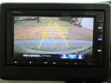バックカメラの画像です。ガイドラインがスムースな車庫入れをサポートいたします。車庫入れの安心感がアップしますね。