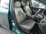 高級感のある上質なシートです。前席にはシートヒーターが付いています。また運転席はパワーシートになります。