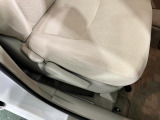 痛みの出やすい運転席シートの角、フロアマット、座面、ともに良好です