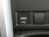 充電用USB端子付き。スマートフォンなどの充電に便利です。