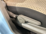 シートハイトアジャスターが付いているので運転姿勢を調整するのに便利ですね。身長に合ったシートポジションは安全運転や疲労軽減にもつながります。