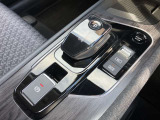 電動ブレーキ&オートホールドでブレーキ力を自動でキープ信号待ちなどの停車時に、ブレーキペダルを踏み続けていなくても自動的にブレーキ力がキープ。ペダルを踏み続けることによる足の疲れを緩和します。