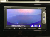 ギヤをR(バック)に入れるとナビの画面に後ろの映像が映るリアカメラ付です。後退時、コンディションが悪い視界でもカラーバックモニターがドライバーをサポートします。