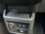 運転席前方にも小物入れがありとっても便利です♪