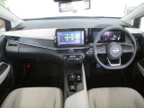ベージュを基調としたスタイリッシュなデザインの明るい運転席です。衝突被害軽減ブレーキ、レーンキープアシストなどの安心装備付き!