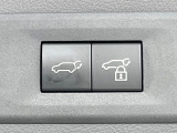 【パワーバックドア】スマートキーや運転席のボタンを押すだけでリアゲートが自動で開閉します!荷物を持っている時や、高い位置にあるバックドアを閉める際に便利な機能です♪