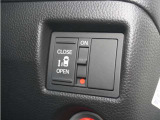 【片側電動スライドドア】ボタンを押すだけでスライドドアの開閉が可能。もちろんキーからの操作も可能。お子様を抱いている時・両手いっぱいの荷物を持ってる時など非常に役立ちます。