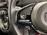 ステアリングにオーディオ操作スイッチが付いています。オーディオ画面に直接タッチしなくても操作が出来ますので、運転に集中できます。