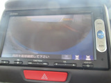 【リアカメラ】リバースに入れるだけで後方の映像が映ります。安全確認や、狭い駐車場での車庫入れ、雨の日や夜間など視界の悪い時に便利です。安全にバックする為には欠かせない装備です。