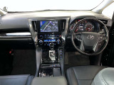 運転席は見やすく整理され、ナビも美しく装着され操作性にも優れています!