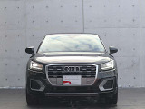 ●一目でAudiとわかる特徴的なシングルフレームグリル・LEDランプ。精悍なフロントマスクからAudiのスマートで上品なブランドを連想させてくれます。女性にも大変ご好評頂いております。