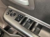 ハンドルの右側に電動格納付きパワーミラーの操作スイッチがついています。左右のサイドミラーの角度調節も微調整ができて便利です。パワーウインドウは運転席でドア4枚とも上下の操作ができるようになっています。