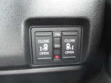 両側電動スライドドアが装備されています。狭い駐車場でも乗り降りがスムーズに行えます。