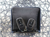 【スマートキー】キーをバッグやポケットに入れたままでもドアロックの開閉が出来るほか、エンジンキーを挿さなくてもエンジンスタートストップが出来ます。
