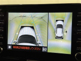 【パノラミックビューモニター】クルマの前後左右に搭載したカメラから取り込んだ画像を合成し、車両を上から見たような画像をディスプレイに表示します。