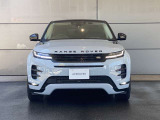 RANGE ROVERの特徴的なクラムシェルボンネットは1枚のアルミニウムで成形したクラムシェルボンネットはより滑らかに。気品に満ちた印象的な. スタイルを生み出しています