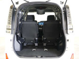 3列目シートは跳ね上げ式で折りたたみ可能です。キャンプ用品など大きな荷物もばっちり収納可能です!