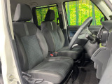 運転席まわりには十分なスペースがあり、大柄な方でもゆったり運転していただける環境です。