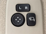 【電動格納ミラー】運転席のスイッチで、ドアミラーの開閉や角度の調整ができます。