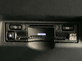 高速道路で便利な【ETC2.0】を装備しています。光ビーコン搭載で渋滞情報などナビゲーションと連動することで機能も充実いたします。他、観光施設に立ち寄るための高速料金割引サービス等もございます。