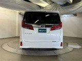 バックカメラが付いているので後方確認が非常にしやすいです。今や運転初心者も熟練者も必須装備!ついていて損はないですね♪