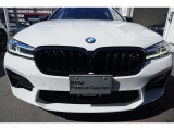 BMWの代名詞の【キドニーグリル】グリルが腎臓のように見えるので【キドニー】と呼ばれるようになりました。一目見ただけでBMWであると認識できる確固たるアイコンとして存在感を放ちます。