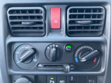 エアコンパネル。つまみが結局操作しやすいですね。