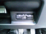 運転席から手の届く位置に ETC車載器付いております。高速道路の料金所もスムーズに通過できますよ♪