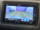 リバースギアに入れるだけで後方の表示へ切り替わります。夜間や雨の日の駐車も楽になりますよ。