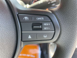 【クルーズコントロール】アクセル操作なしで一定速度を保つ機能。先行車との距離を自動調整する追従型が主流で、高速走行時の疲労を劇的に軽減します。長距離移動が多いお客様への商談では必須の快適装備です。