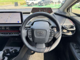 室内は、圧迫感の少ない広々とした空間と運転に集中できるコックピットを両立。