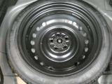 近年、パンク修理キット装着車が増えておりますが、タイヤ側面の損傷やタイヤがホイールから外れた場合はやっぱり「応急タイヤ」が安心です。もちろん、トランクフロアも応急タイヤを外してクリーニング済みです♪