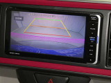 【バックカメラ】駐車時に後方がリアルタイム映像で確認できます。大型商業施設や立体駐車場での駐車時や、夜間のバック時に大活躍!運転スキルに関わらず、今や必須となった装備のひとつです!