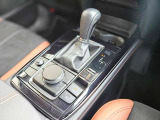 【オートブレーキホールド】停車中にブレーキペダルから足を放しても、ブレーキを自動的に制御して、車両の停車状態を保持する機能です。信号待ちなどの停車時に運転者の負担を軽減します。