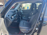 助手席も落ち着いて乗車いただけます。