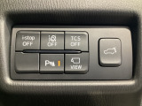 運転席脇のクラスタースイッチ部分にはカメラ切り替えスイッチ、パーキングセンサー、その他走行系スイッチを集中配置しております。