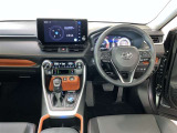 運転席は見やすく整理され、ナビも美しく装着され操作性にも優れています!