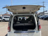 セレナ自慢のデュアルバックドア。奥行きの狭い駐車場でも、荷物の出し入れが可能です!