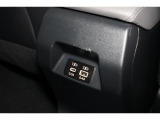 後部座席にもUSB出力電源を装備。後席に座るご家族や、同乗者の方にも使って頂けます。
