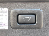 【パワーバックドア】スマートキーや運転席のボタンを押すだけでリアゲートが自動で開閉します!荷物を持っている時や、高い位置にあるバックドアを閉める際に便利な機能です♪